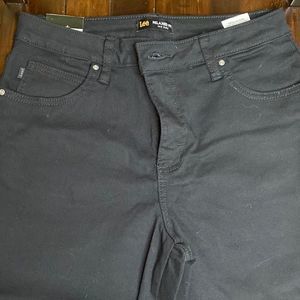 Black Lee mid-rise jeans cropped size 8